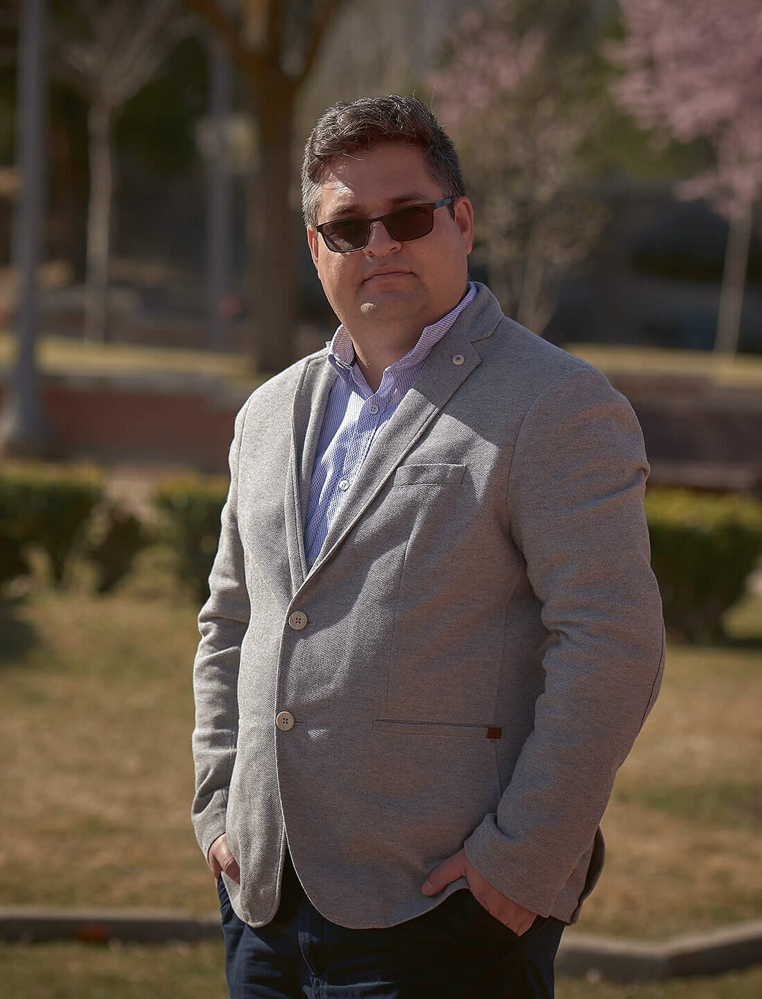 Iván Calás fotógrafo y diseñador web en Ávila posando con estilo profesional en fondo oscuro.