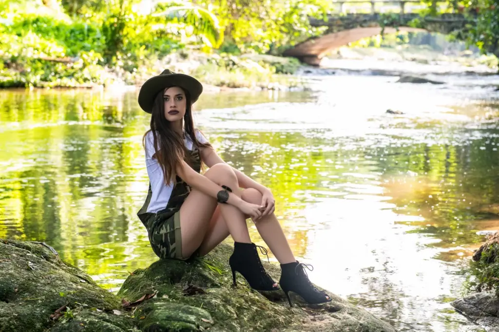 muchacha sentada a la orilla del rio