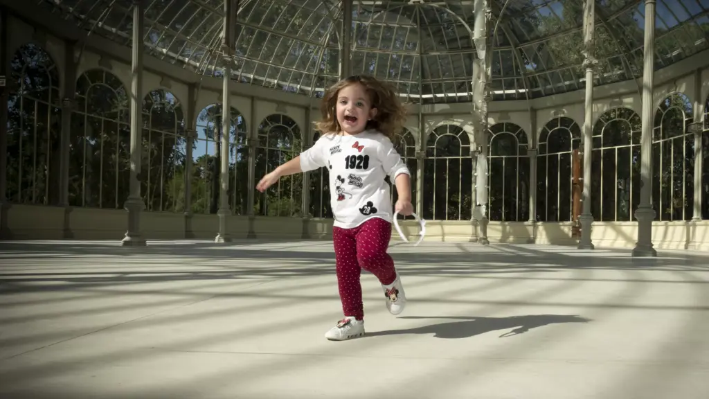 Fotografía de niña corriendo en el parque del retiro
