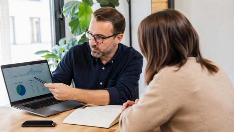 Consultor revisando una estrategia SEO en un portátil para una pyme