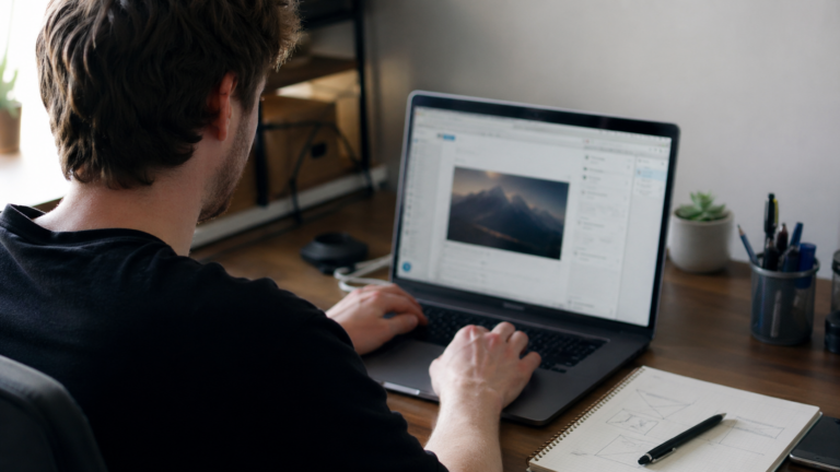 Persona creando una web básica en un ordenador desde casa