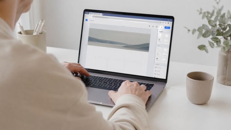 Persona creando una web en Google Sites desde un portátil
