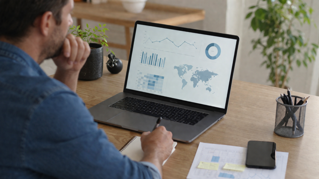 Consultor revisando un análisis SEO con gráficos y páginas clave