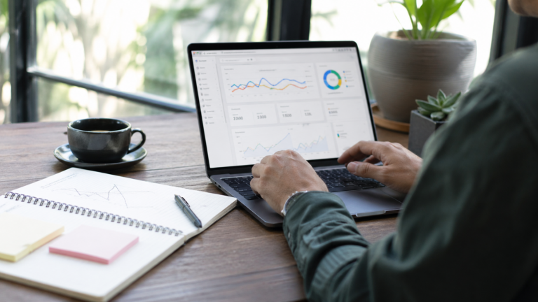 Persona optimizando una web con métricas y páginas clave en pantalla