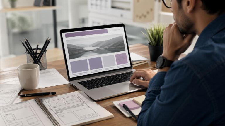 Diseñador revisando el diseño de una web de negocio