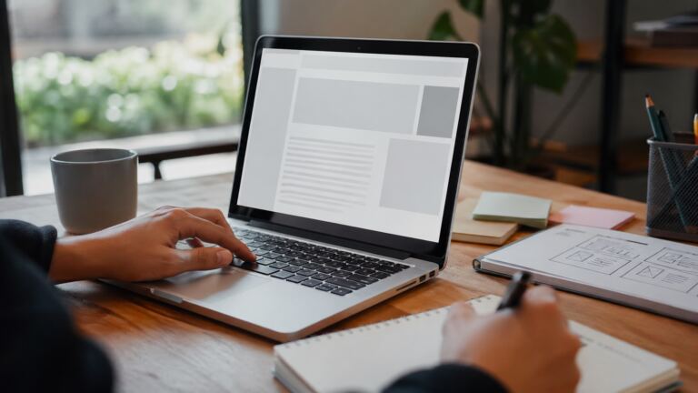 Persona empezando a crear una página web desde cero
