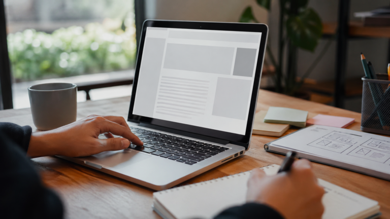 Persona empezando a crear una página web desde cero