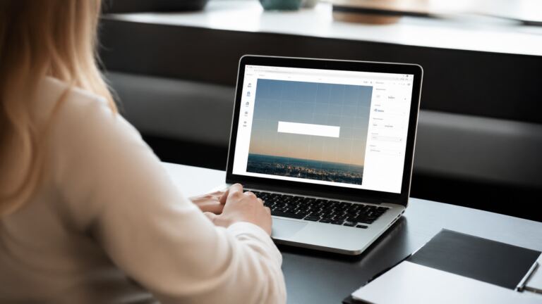 Persona creando una página web con Wix desde un portátil